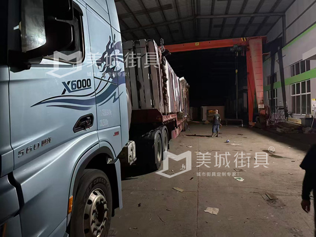 江蘇美城街具為新疆定制公交候車(chē)亭第五車(chē)發(fā)貨案例